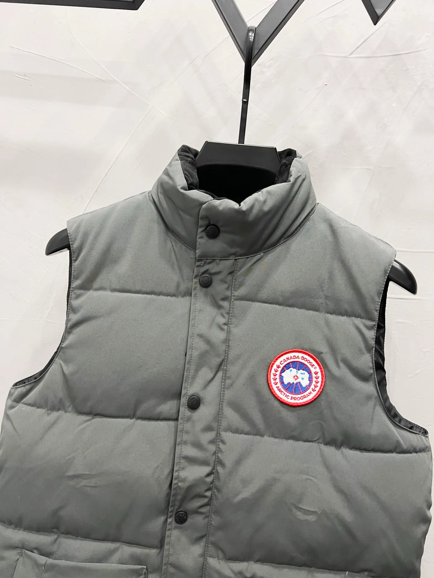 P330 model number: YC28 Canada goose/Canada Goose 4154M Freestyle Crew down vest, using international 50 down, genuine original clothing, pay attention to the version, YKK double zipper, velvet on the back collar, more warm, zippered hidden pocket on the inside, genuine mesh pockets on the inside. If you need to compare with the genuine product, check it out at any time. Accessories are all customized from the original factory. The fabric is molded and customized according to the original version. It can be restored by kneading it at will (fabric interpretation: the harder the fabric, the better the waterproof performance. Only those who buy the latest authentic version this year will notice the softness and comfort of the fabric. Soft fabrics are waterproof and have memory rebound function, which is the authentic fabric). The down is synchronized with genuine white duck down, fluffy and not clumps. The original version of Big Goose is white duck down. It is not the goose down boasted by the world's random copywriting. It can be verified through any official channel. Customized authentic YKK double zipper military-grade copper core zipper puller. High hardness and no jamming. The original smoothness is restored. The workmanship and wiring are all controlled by workers with more than ten years of service. They must be horizontal and vertical. No crookedness. The inner wiring density is more sophisticated. Feel free to compare. Big goose label. Collar label. Washed label. Hangtag. Zipper rope. Pocket label. Collar velvet. Buttons. All details are updated simultaneously with the original version. The best version. A fighter in a world-famous vest. Compare to the entire network. Color: Black White Navy Blue Gray Gray Gray Label Size: S-XXL